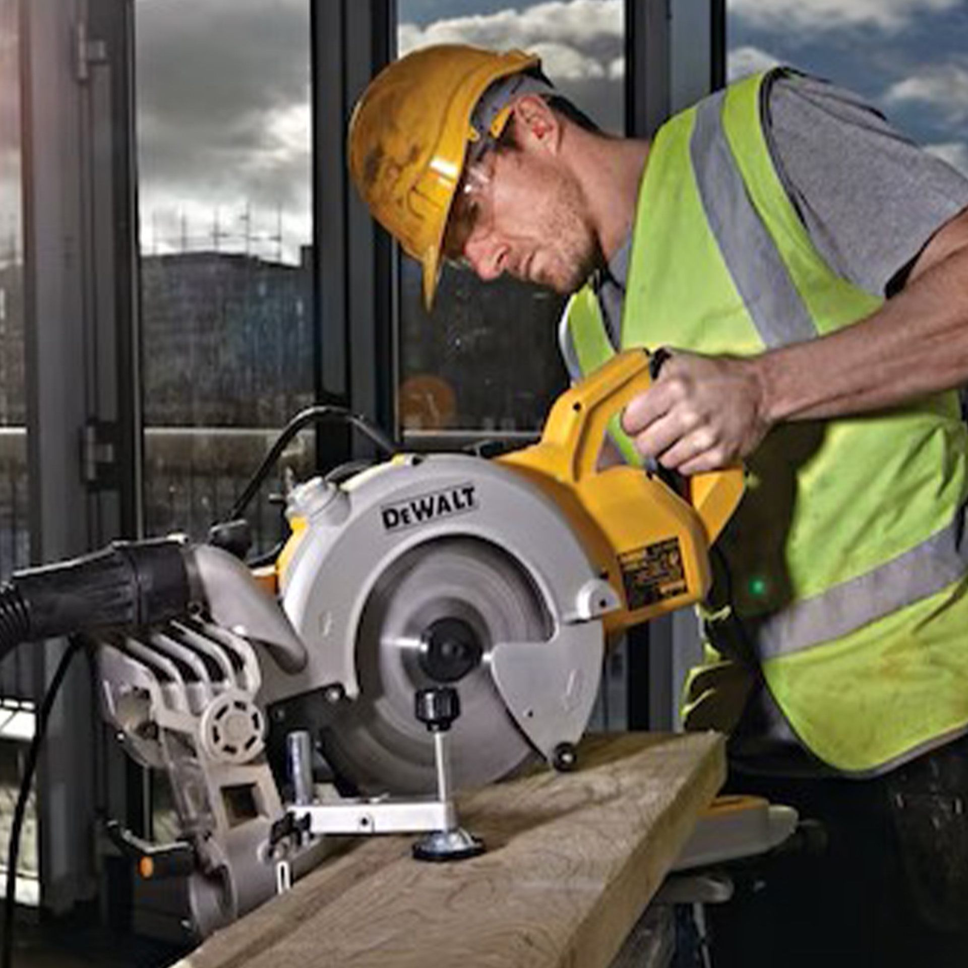 Serra de Esquadria Telescópica 1850W Ø250mm Dewalt DWS778-QS Serra de Esquadria Telescópica 1850W Ø250mm Dewalt DWS778-QS