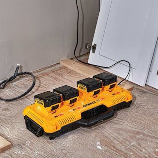 Carregador R�pido 4 Baterias XR 18V 5AH Dewalt DCB104-QW