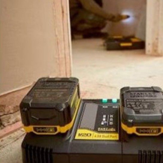Pack Carregador 2A + 2 Baterias V20 Lithium-Ion 18V 2Ah Stanley Pack Carregador 2A + 2 Baterias V20 Lithium-Ion 18V 2Ah Stanley